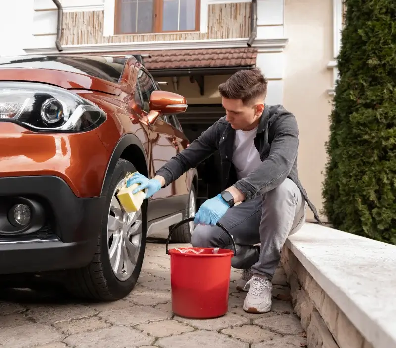 Lavage auto à domicile Saint-Vigor-d'Ymonville : professionnel intervenant sur un véhicule